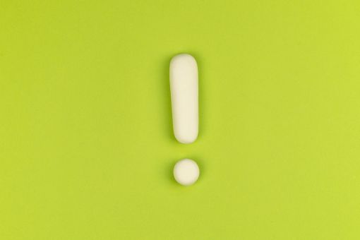 緑の背景にあるビックリマーク