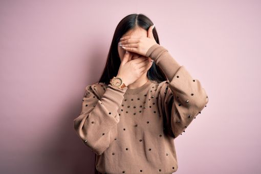 顔を隠す女性