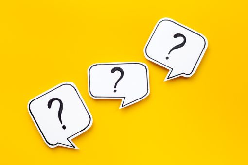 黄色い背景にある3つのハテナマーク